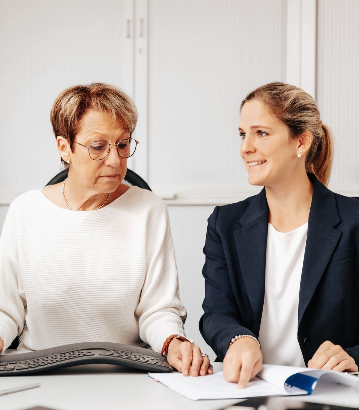 Mitarbeiterin bei der Finanzbuchhaltung